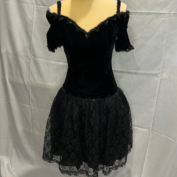 Jessica McClintock Dresses & Skirts - Jessica McClintock Vintage Dress Black Velvet Lace Sequins size 7 Small 6